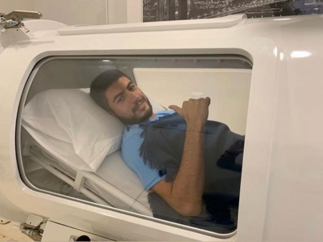 Papu en una cámara hiperbárica en una clínica de Boadilla del Monte