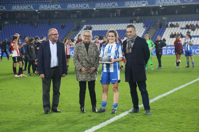 Tere Abelleira recibe el trofeo que acredita al Dépor ABANCA como subcampeón del Teresa Herrera (Foto: Iris Miquel).