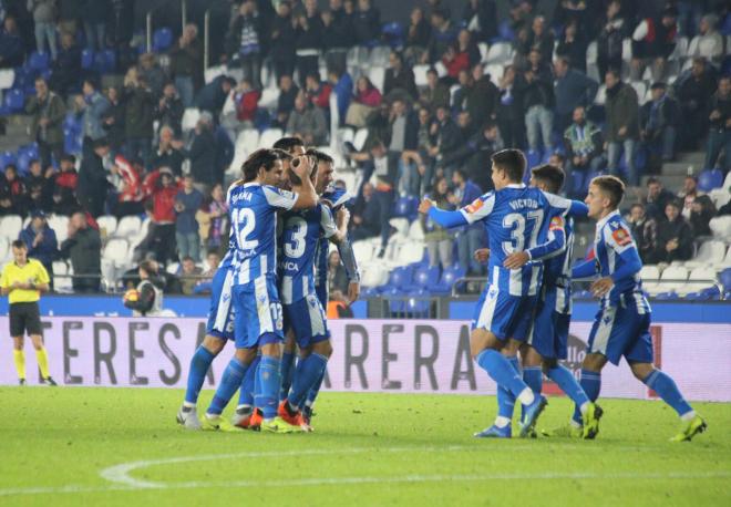 Los jugadores del Dépor celebran el gol de Saúl en el Teresa Herrera (Foto: Iris Miquel).
