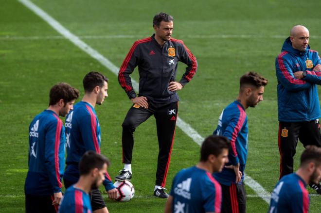 Luis Enrique observa el entrenamiento de sus jugadores.