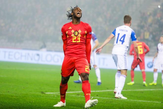 Michy Batshuay celebra un gol con Bélgica