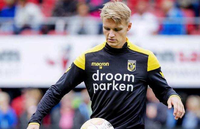 Martin Odegaard calienta antes de un partido del Vitesse.