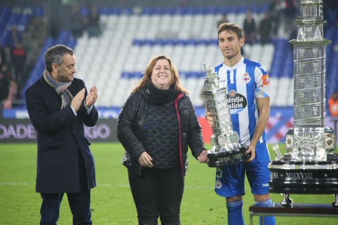 Pedro Mosquera recoge el Teresa Herrera como capitán del subcampeón (Foto: Iris Miquel).
