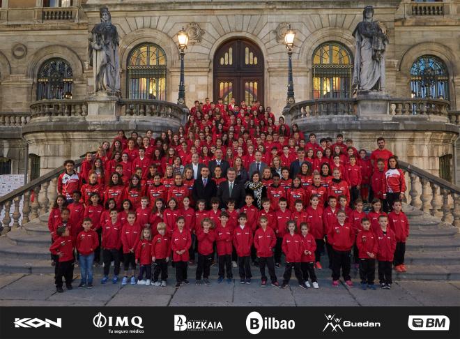 Foto de familia del Club Atletismo Santutxu en la escalinatas del Ayuntamiento de Bilbao.