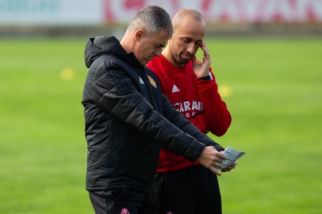 Lucas Alcaraz junto a su ayudante en la Ciudad Deportiva (Foto: Daniel Marzo).