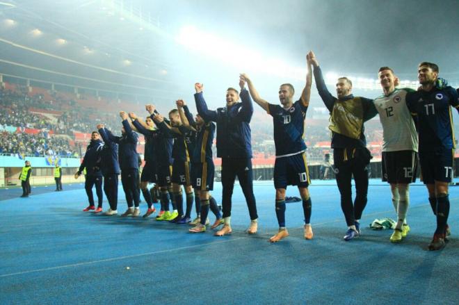 Los jugadores de Bosnia celebran el ascenso a la Liga A. (Foto: @UEFAEURO)