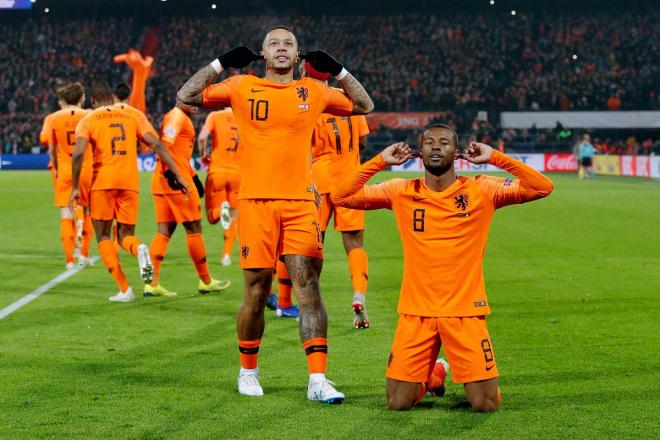 Memphis Depay y Wijnaldum celebran uno de los goles de Holanda ante Francia en la Liga de Naciones.