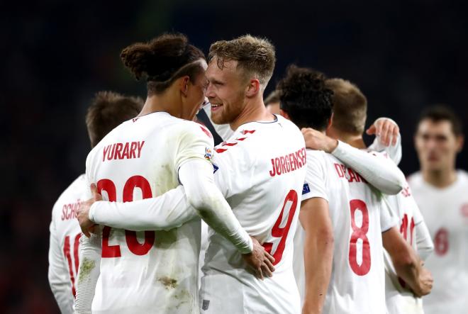 Los jugadores de Dinamarca celebran uno de sus goles a Gales.