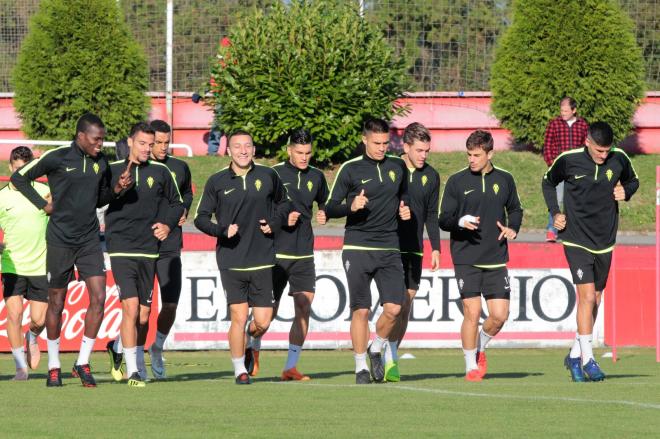 Los jugadores del Sporting realizan carrera continua en Mareo (Foto: Luis Manso).