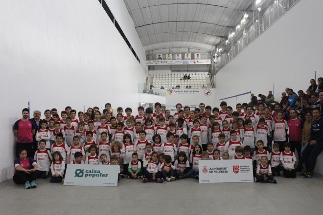 En Pelayo s’han presentat les escoles de pilota valenciana municipals.