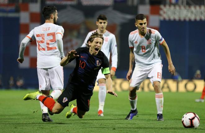 LukaModric cae ante la mirada de Dani Ceballos en el Croacia-España.