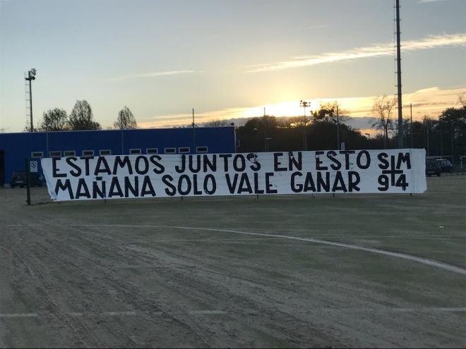 Nueva pancarta de apoyo al Real Oviedo en el entrenamiento.