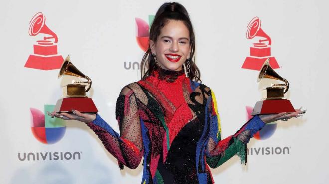 Rosalía posa con los dos Grammy Latino conquistados en 2018.