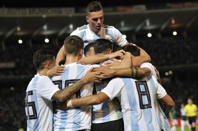 Lo Celso celebra un gol en el Argentina-México.