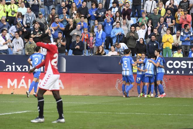 Los jugadores del Málaga, celebrando el 1-0.