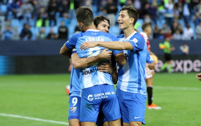 Adrián es felicitado por Blanco y Pau tras su gol.