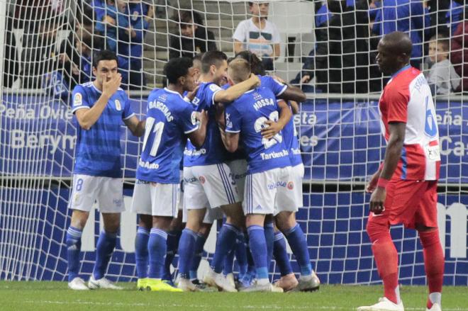 Los jugadores del Oviedo celebran el gol de Alanís ante el Sporting (Foto: Luis Manso).