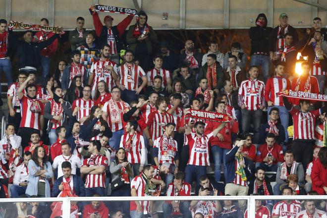 Aficionados del Sporting durante un derbi ante el Oviedo en el Tartiere (Foto: Luis Manso).