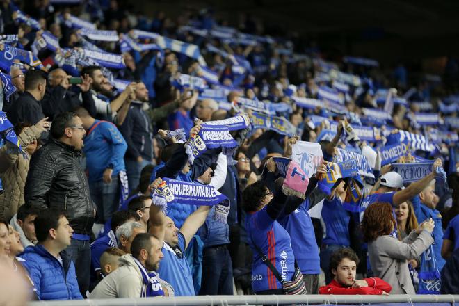 Aficionados del Real Oviedo en el derbi (Foto: Luis Manso).