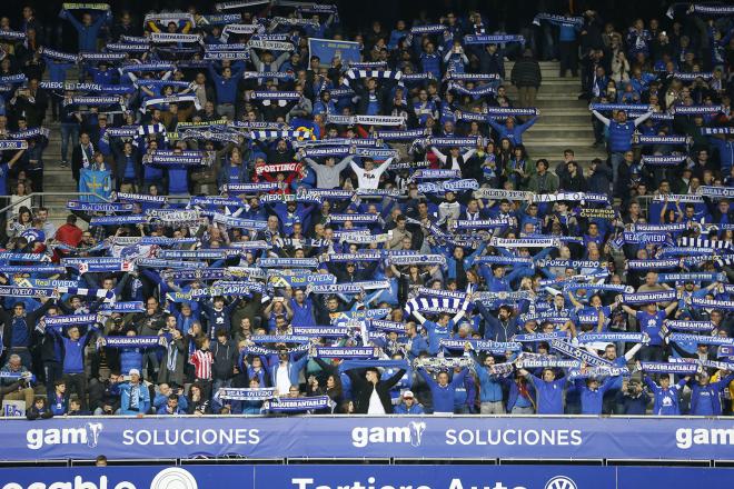 Aficionados del Real Oviedo en las gradas del Tartiere durante el derbi (Foto: Luis Manso).