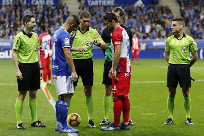 Saúl Berjón, Carmona y Trujillo Suárez, en el sorteo de un Oviedo-Sporting (Foto: Luis Manso)