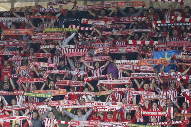 Aficionados rojiblancos durante un encuentro del Sporting (Foto: Luis Manso).