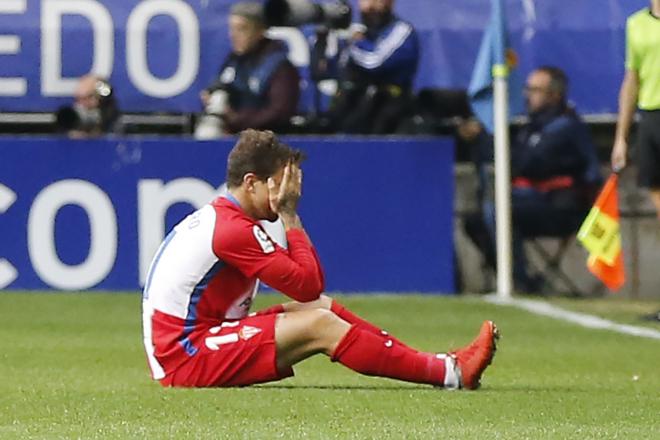 Cerro se lamenta tras caer lesionado durante el Oviedo-Sporting (Foto: Luis Manso)