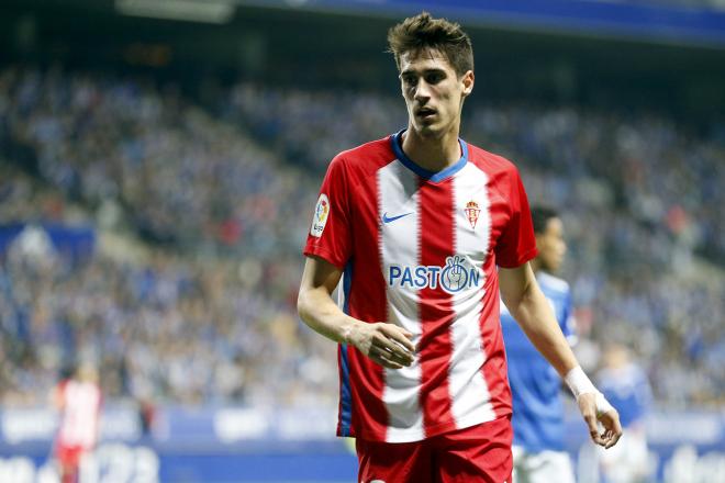 Pablo Pérez durante la disputa del Oviedo-Sporting (Foto: Luis Manso).