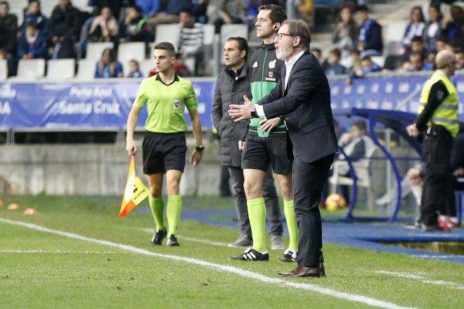 Anquela da instrucciones en el partido del Real Oviedo ante el Sporting (Foto: Luis Manso).