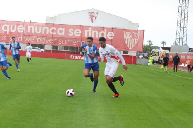 Chris Ramos, ahora en el Cádiz, trata de marcharse de Abqar cuando jugaba en el filial del Málaga (Foto: Sevilla FC).