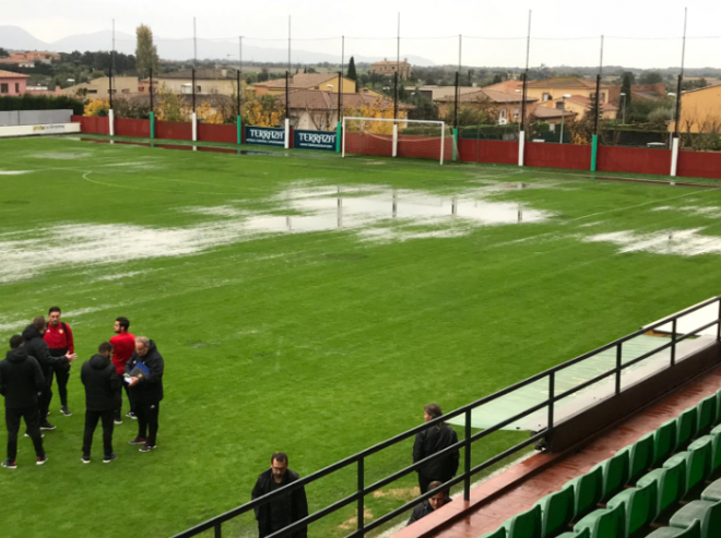 El terreno de juego inundado del CF Peralada (Foto: Valencia CF)