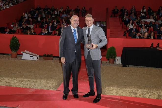 Joaquín recibe el Premio PRE en SICAB.