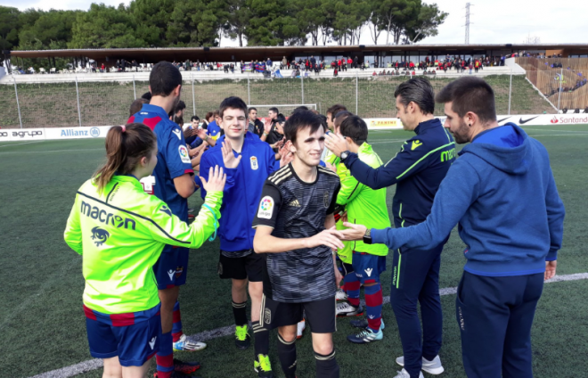 El Levante UD EDI saluda al Real Oviedo. (Foto: Levante UD)