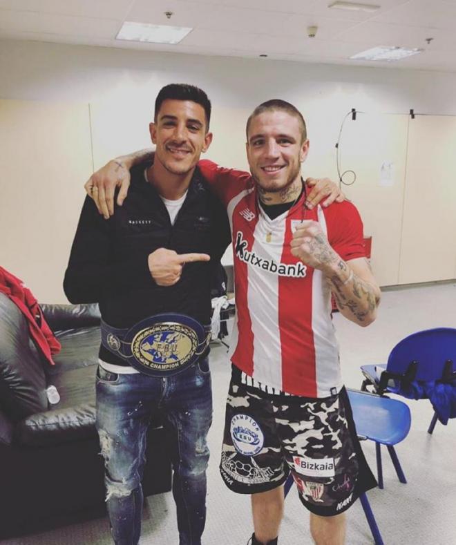 El jugador del Athletic Club Yuri Berchiche, con el cinturón de campeón, posa junto a Kerman Lejarraga (Foto: @yuriberchiche).