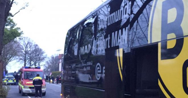 Imagen del autobús del Borussia de Dortmund tras el atentado.