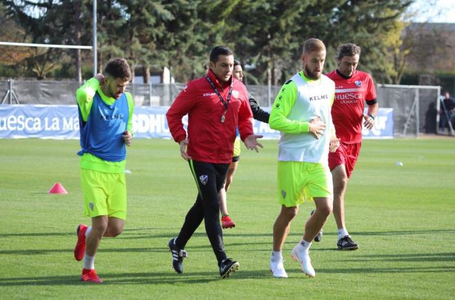 Francisco junto a sus jugadores en la sesión. (Foto: SD Huesca)