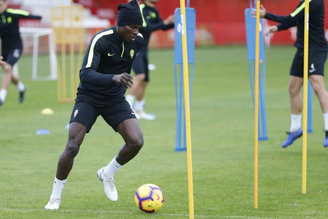 Isaac Cofie durante el primer entreno de José Alberto en el Sporting (Foto: Luis Manso).