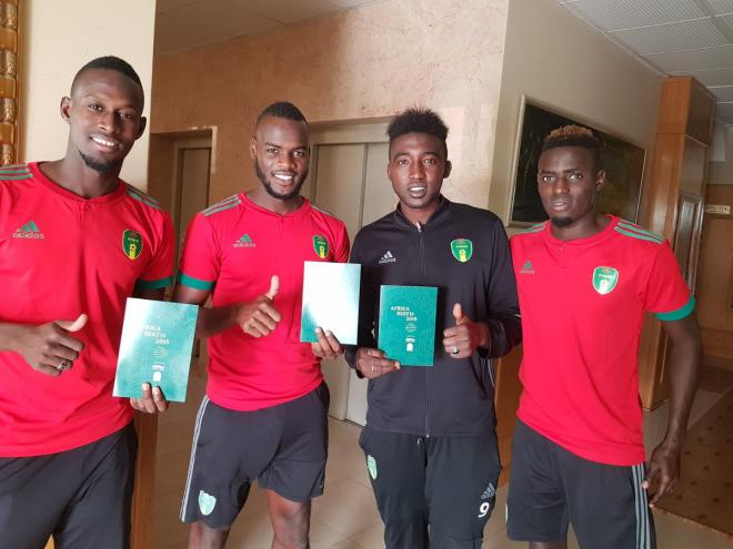 Aly Abeid junto a sus compañeros en la elección del mejor XI africano. (Foto: FIFPro África)