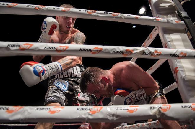 Kerman Lejarraga dejó KO a Frankie Gavin con un espectacular KO de hígado en el cuarto asalto (Foto: Pedro Luis Ajuriaguerra).