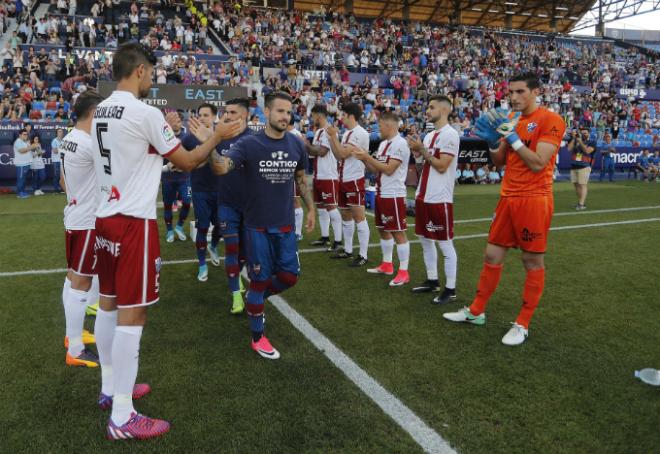La SD Huesca realizó un pasillo al campeón, en su última visita al Ciutat de València.