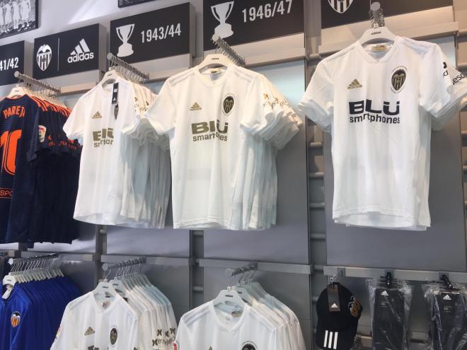 La camiseta Gold vuelve a las tiendas del Valencia CF.