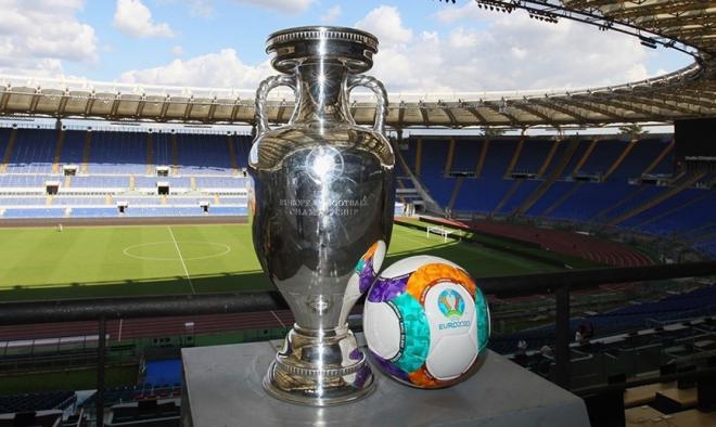 Balón y trofeo de la EURO 2020.