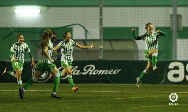 Priscila Borja celebra el gol y las compañeras la siguen.