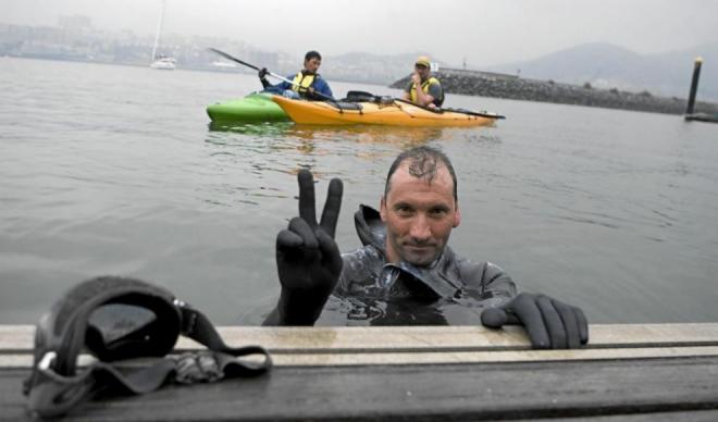 El solidario nadador guipuzcoano Carlos Peña en el puerto de Getxo.