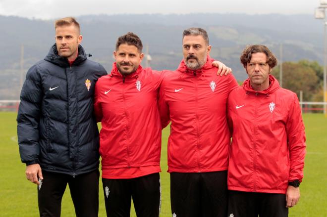 Isma Piñera y su cuerpo técnico en el Sporting B: Sergio Meana (segundo entrenador), Dani Sebas (preparador físico) y Diego Tuero (entrenador de porteros).