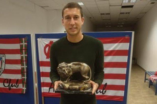 De Marcos con el Trofeo Corazón de León de la Peña Athletic de Zalla (Foto: Athletic Club).