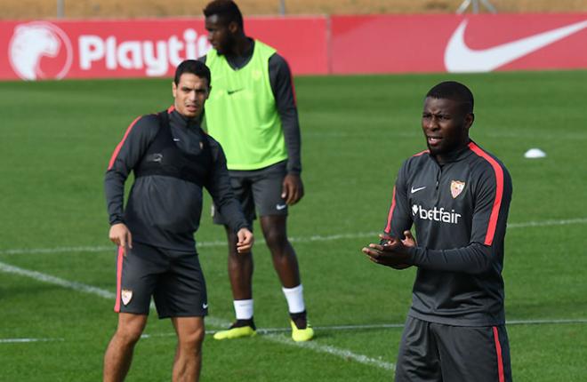 Ibrahim Amadou con Ben Yedder, en un entrenamiento con el Sevilla FC (Foto: Kiko Hurtado).