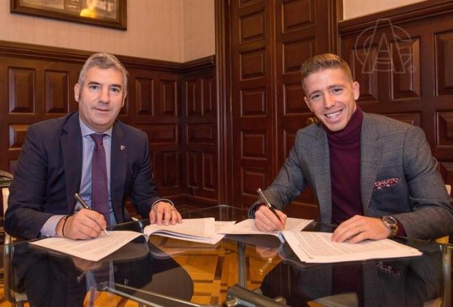 Josu Urrutia e Iker Muniain firmando el contrato de renovación del navarro hasta 2024 (Foto: Athletic Club).
