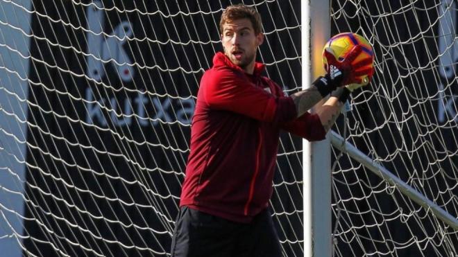 Iñigo Martínez ha probado como portero en el entrenamiento de este miércoles en Lezama (Foto: EFE).