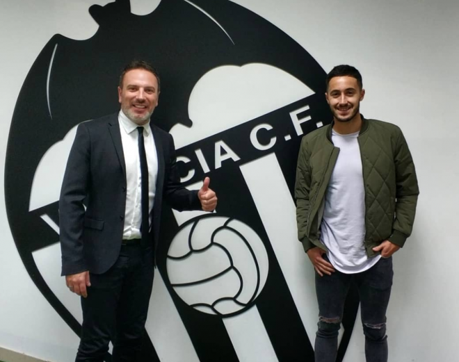 Óscar Arroyo (derecha) estuvo ya en Paterna con su agente. (Foto: Instagram Óscar Arroyo)